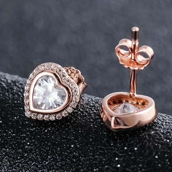 18k Rose Gold Diamond Heart Stud Earrings - Picture 3 of 4